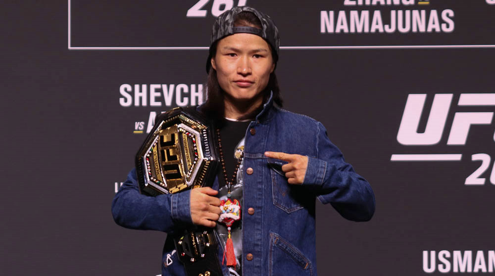 张伟丽出战！UFC 261媒体见面会与罗斯对视